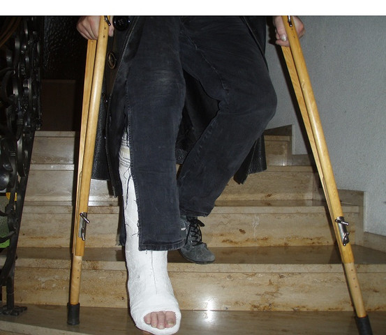 Mit Krücken auf der Stiege - (Verletzung, Treppen laufen)