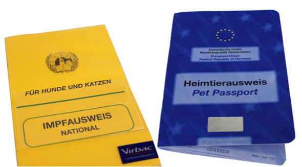 Links der benötigte Impfpass, rechts der EU-Heimtierausweis. - (Tiere, Katze, Haustiere)