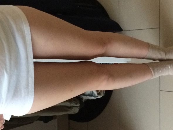 - (Beine, thigh gap)