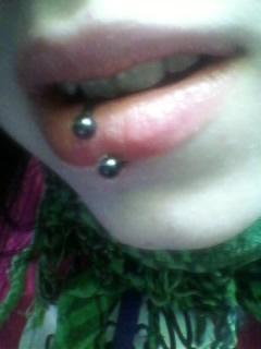 - (Piercing, Lippenpiercing)