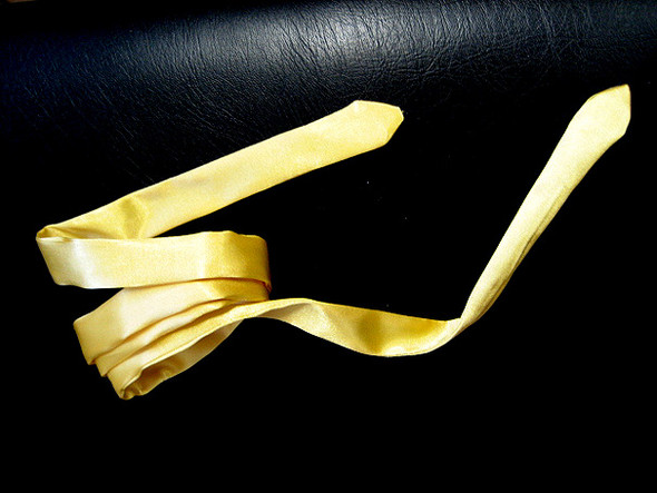 Schmale Krawatte aus Polyester-Satin - (Kleidung, Chemie, Kleid)