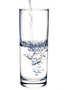 ein Glas frischen Wassers für den Menschen - (Gesundheit, Ernährung, Essen)