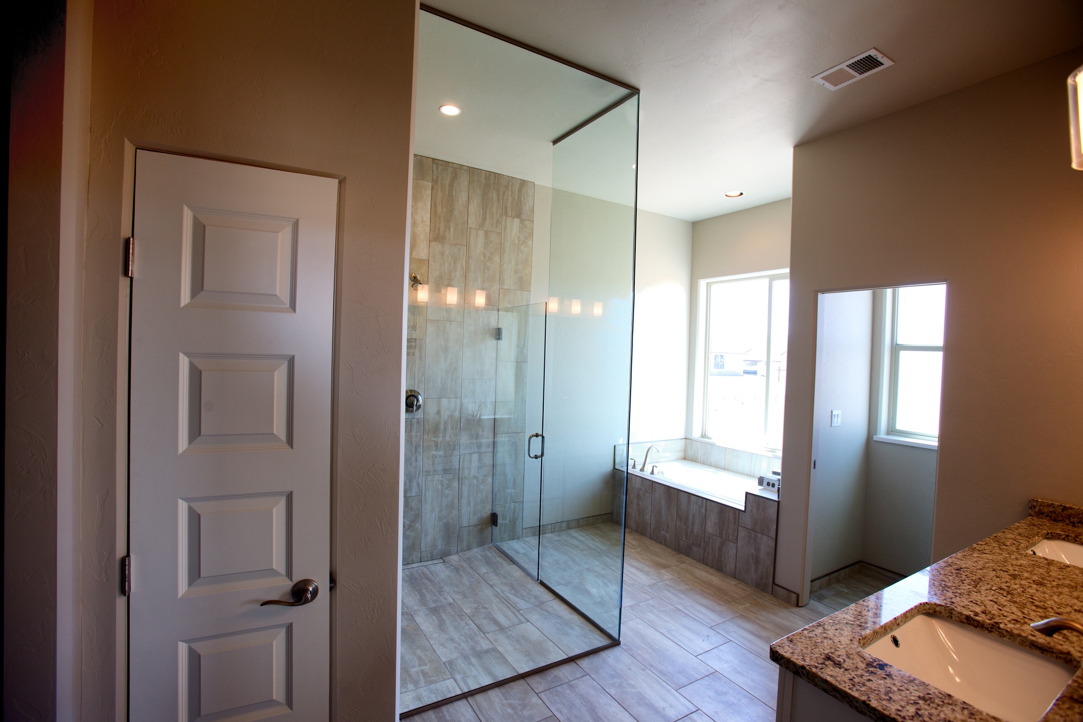 Wie Vinylboden verlegen, damit an Rändern kein Wasser durchsickert