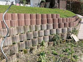 - (Garten, Stützmauer, Hanggarten)