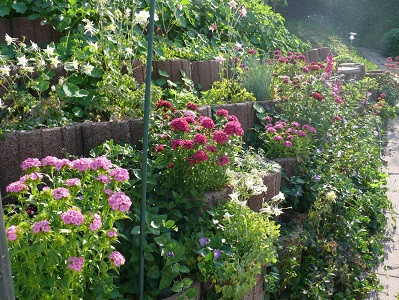 - (Garten, Stützmauer, Hanggarten)