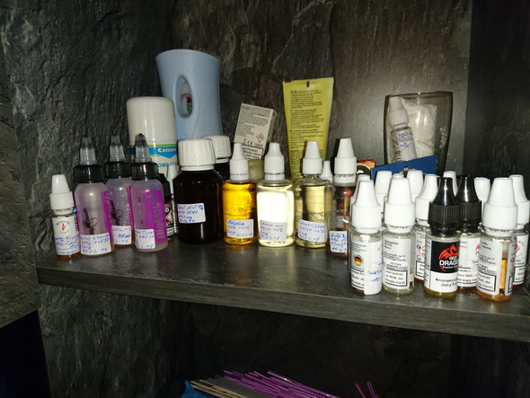 - (Gesundheit und Medizin, E-Zigarette, dampfen)