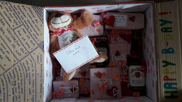 - (Beziehung, Freundin, Geschenk)