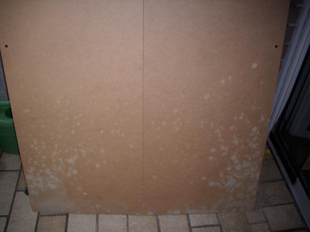 Weisser Schimmel an Schrankrückwand (Mietrecht, Möbel)