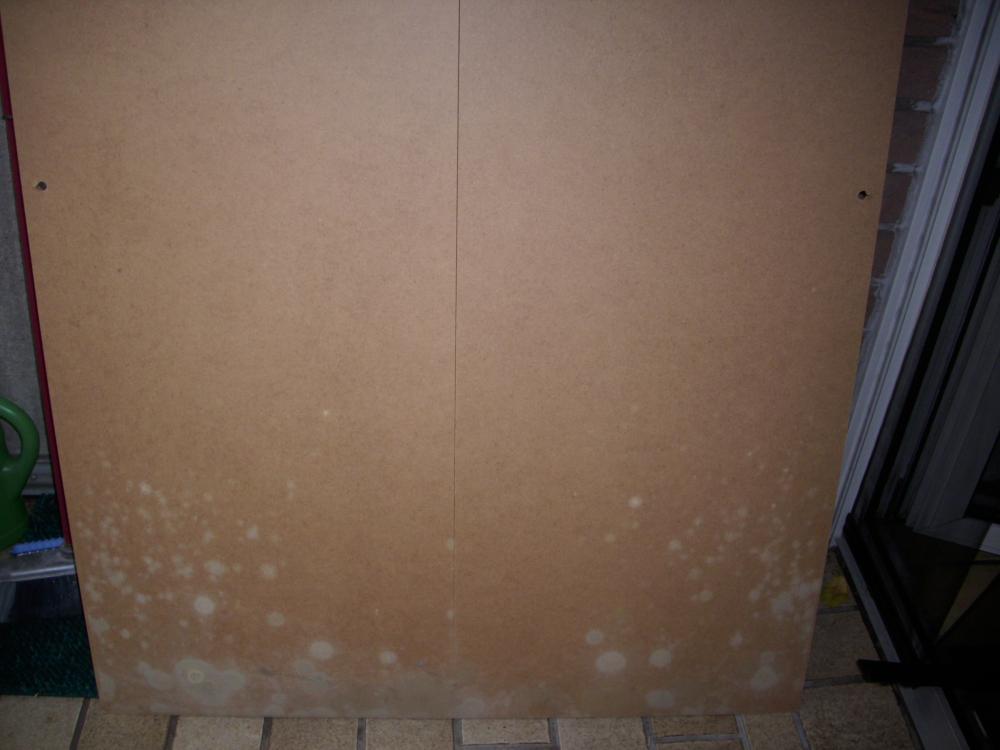 Weisser Schimmel an Schrankrückwand (Mietrecht, Möbel)