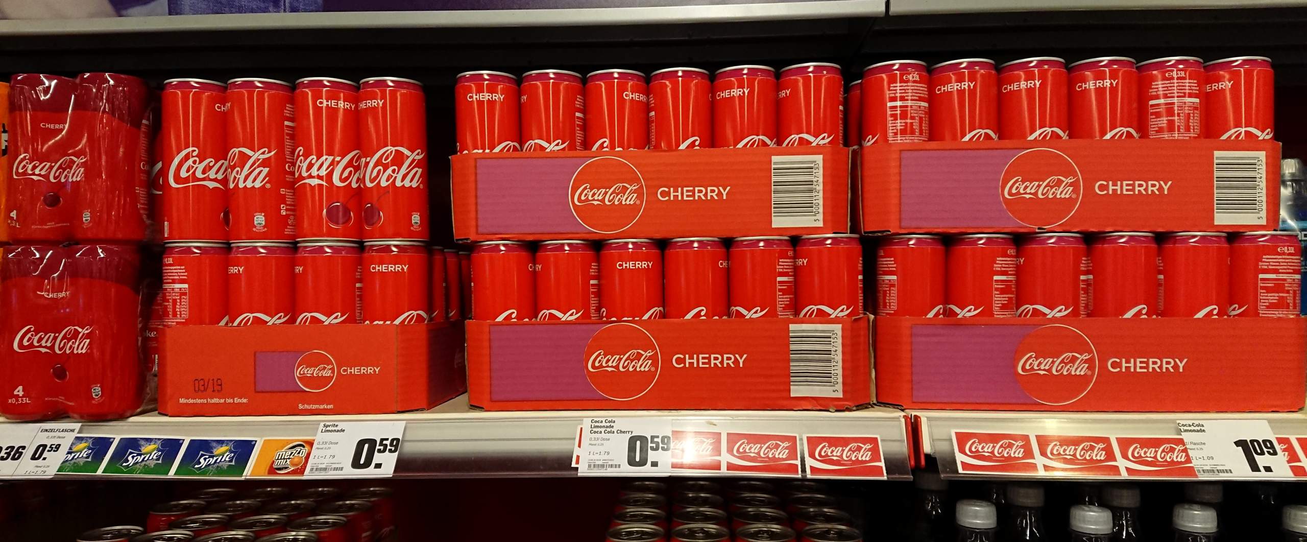 Kann Man Abgelaufene Cola Noch Trinken Kann man aus solchen verbeulten Cola Dosen noch trinken? (Ernährung
