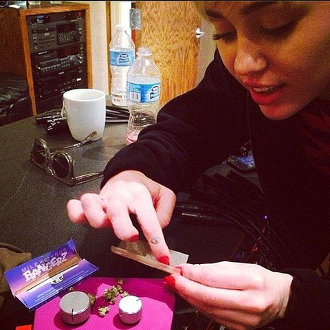 Hier nimmt sie Drogen und raucht auch. - (Stimme, Miley Cyrus)