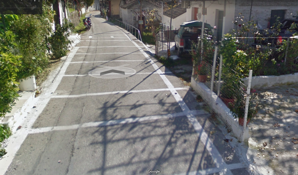  - (Korfu, Straßenmarkierung)