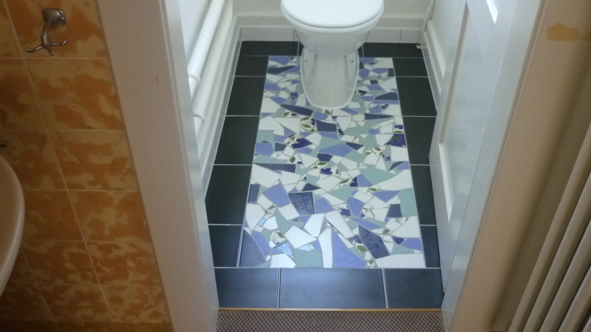 Was für eine farbe passt da zu diesen Fliesen? (Badezimmer, Innenarchitekt)