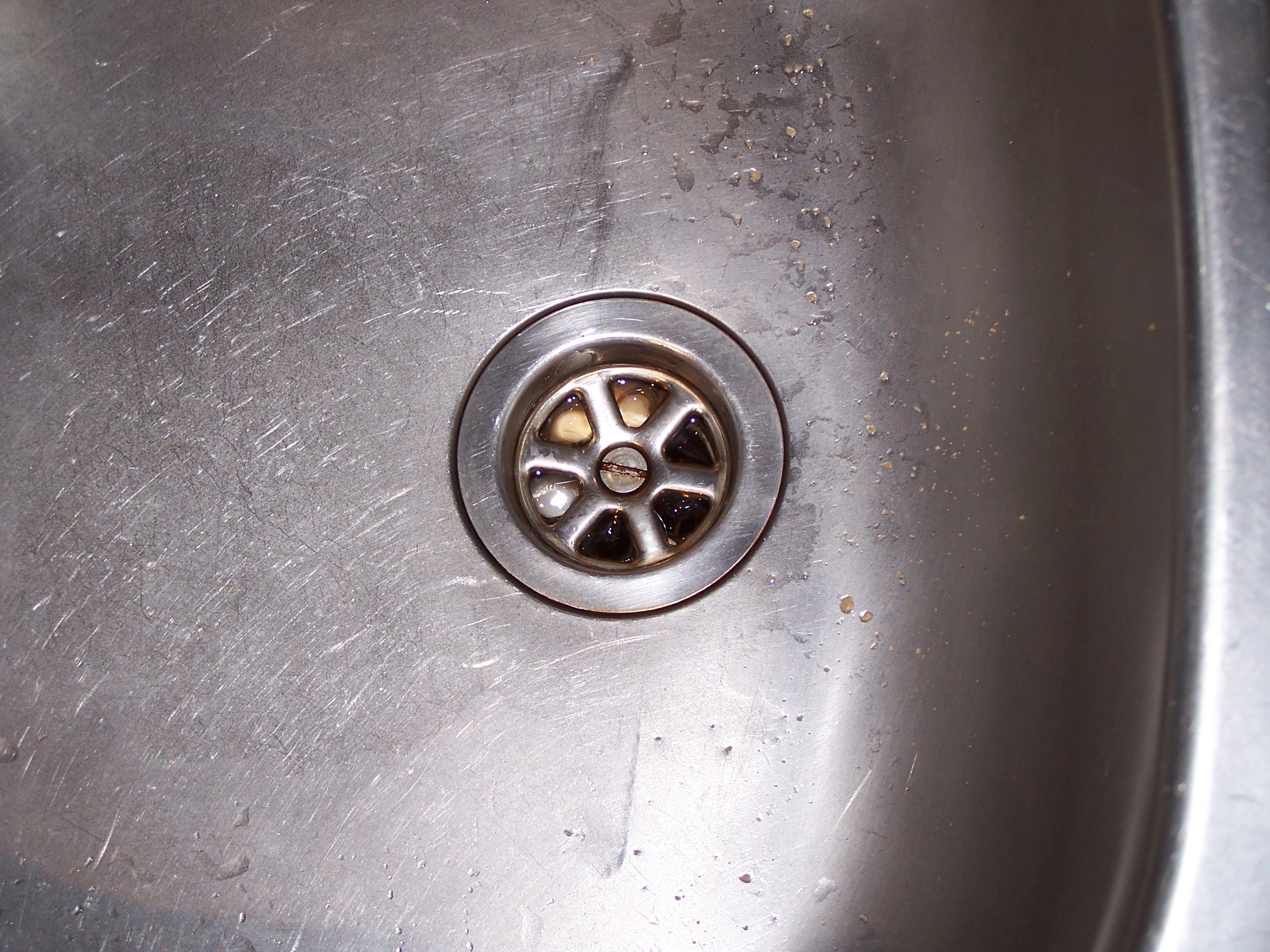 Warum tropft direkt unter dem Waschbecken?