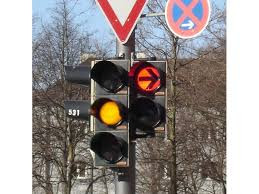 Frage zum “elektronischen grünpfeilschild”. Dürfen Rechtsabbieger auch