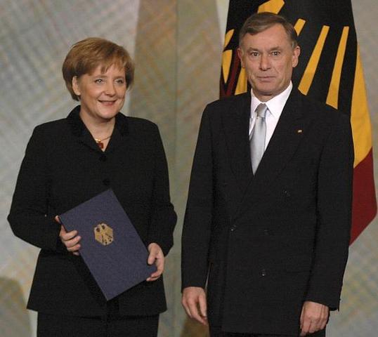Die Bundeskanzlerin erhielt ihren "Dienstausweis" (Ernennungsurkunde) - (Politik, Ausweis, bundeskanzler)