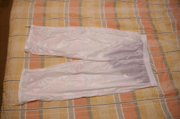 weiße Pamy-Shorts mit bordeauxrotem Bikinihöschen drunter - (Bikini, Bademode)