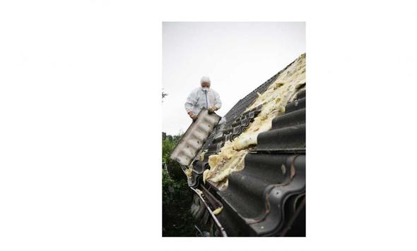 Asbestbeseitigung auf einem Dach - (Beruf, Asbest, Bodenleger)