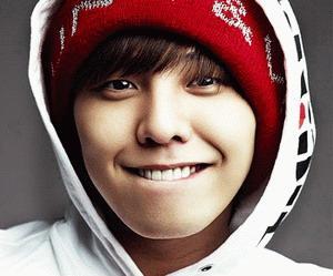 das ist sein markenzeichen (mit den zähnen). Denk ich mal .Es kommt oft vor. - (Liebe, Fan, g-dragon)