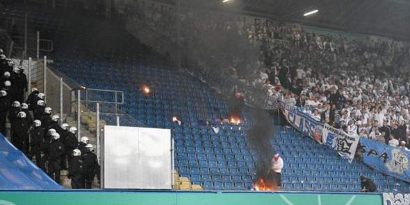 - (Fußball, Pyrotechnik)