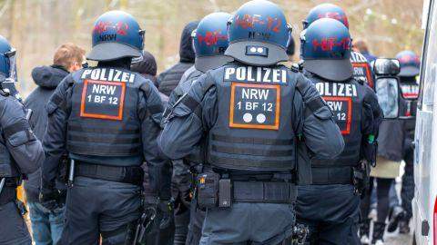 Was Bedeutet Ein Gelbes Kreuz Auf Dem Rucken Der Polizeiuniform Polizei Uniform Symbole Und Zeichen