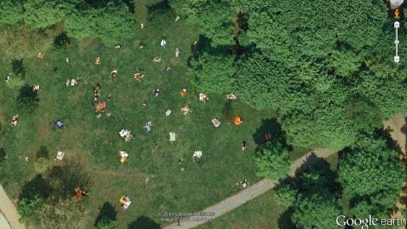Google Earth: Liegewiese Volkspark Friedrichshain - (Menschen, Google Earth)