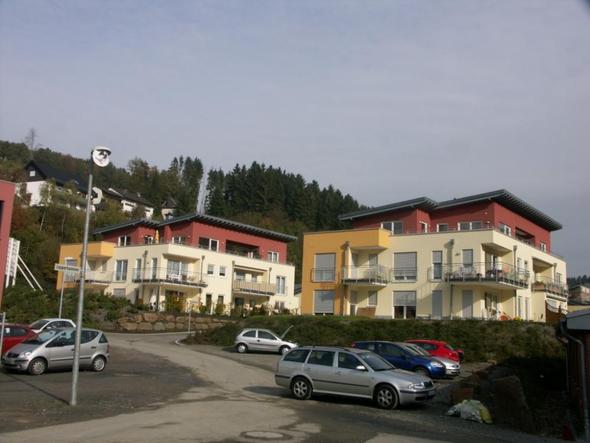 Wohnblock 1 + 2 mit rotem Staffelgeschoss - (Kleidung, Fassade, Weiße Flecken)