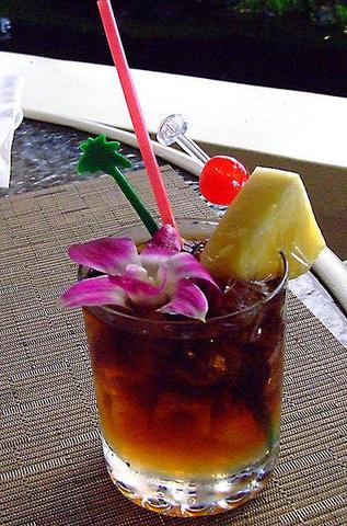 Cocktail mit Orchideenblüte - (Alkohol, Blumen, Dekoration)
