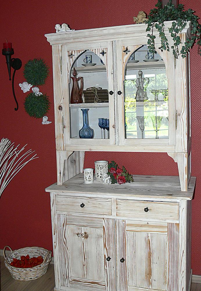 weiß lackierte Kommode mit Schriftzug