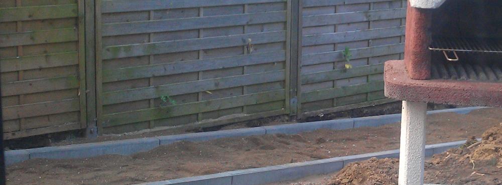 Erde kommt unter dem zaun durch ( tiefergelegt ) (garten, beton ...