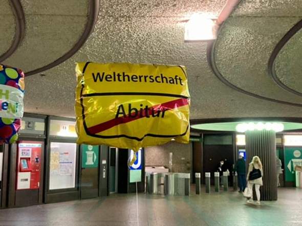 - (Schule, lustig, peinlich)