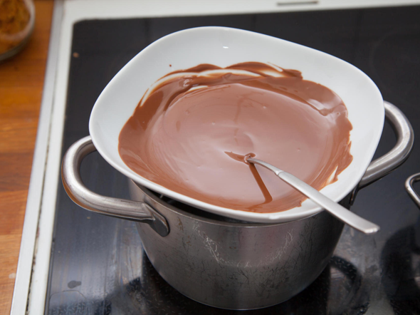 Wie schlage ich am besten Schlagsahne mit Schokolade auf? (backen ... Wie schlage ich am besten Schlagsahne mit Schokolade auf? (backen ...