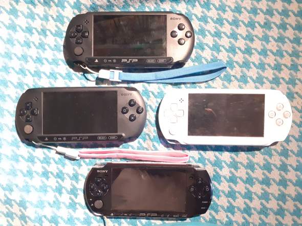 PSP 3004 Schwarz mit neuem Akku + Ladegerät und 5 Spielen in
