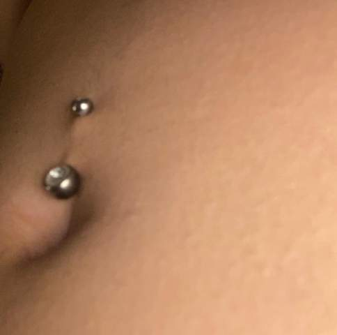 - (Gesundheit und Medizin, Piercing, Bauchnabelpiercing)