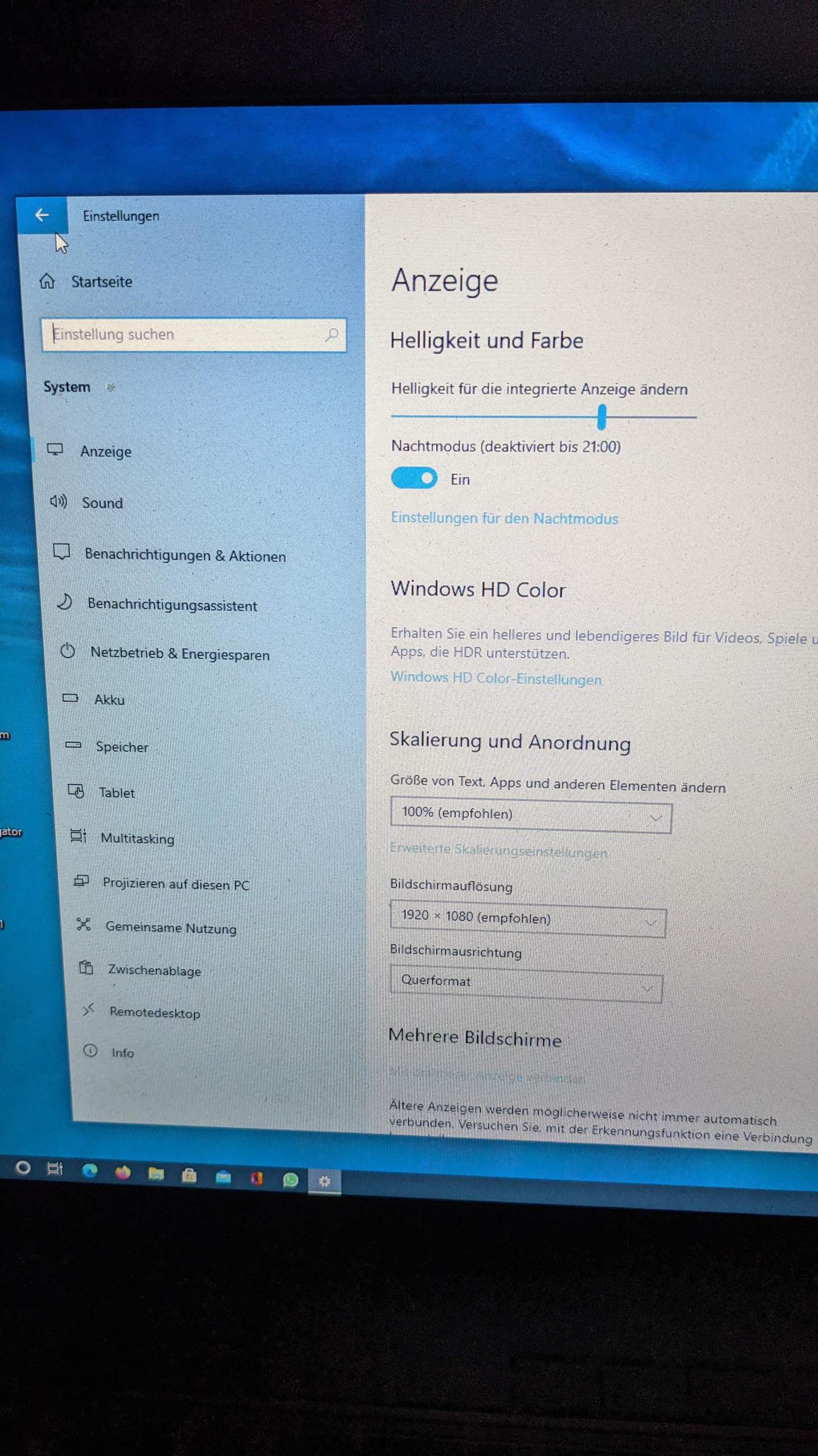 Laptop am Fernseher zuklappen > Bild auf Fernseher ändert sich