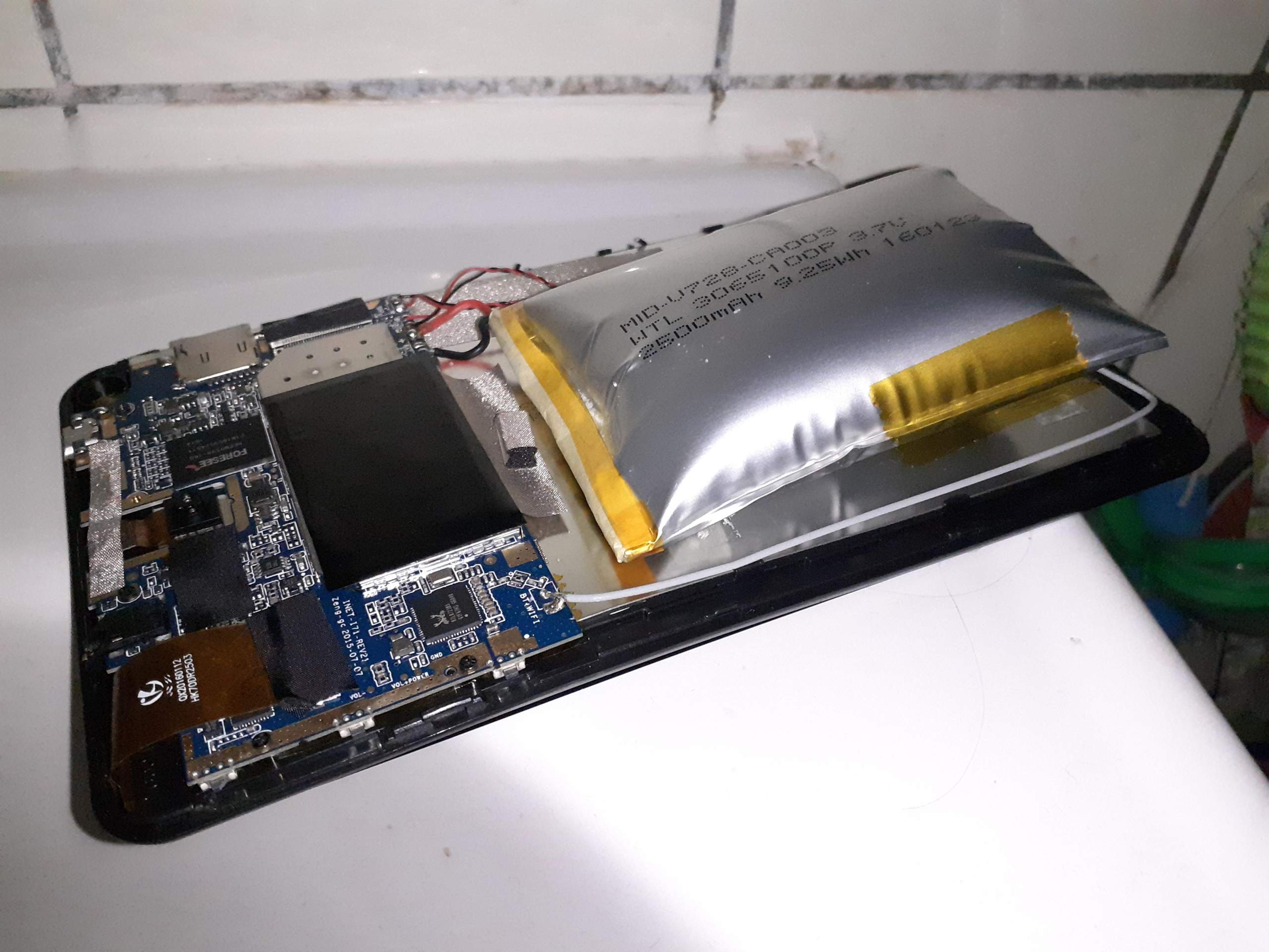 Wie erkenne ich einen aufgeblähten Akku? (Schule, Handy, Smartphone)