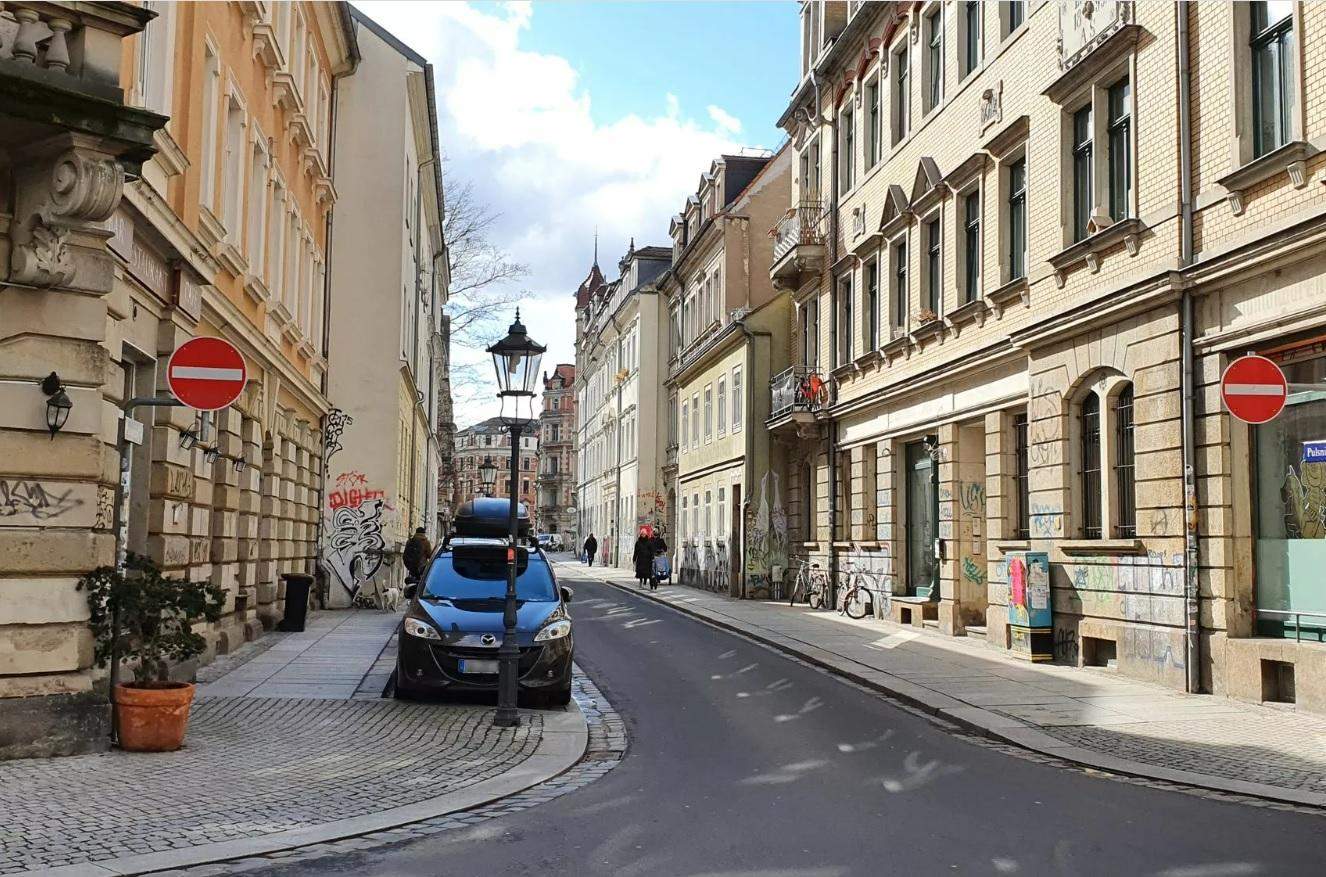 Woher erkennt man eine Einbahnstraße in falscher Richtung? (Auto, Fahrschule, Straßenverkehr)
