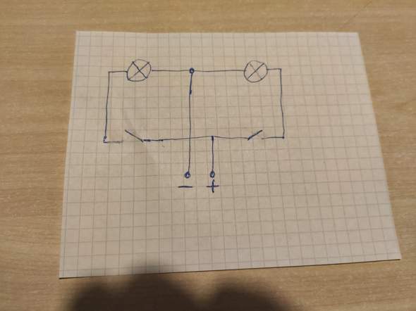 Reihenschaltung mit 2 Lampen und Schaltern. Beide Lampen müssen