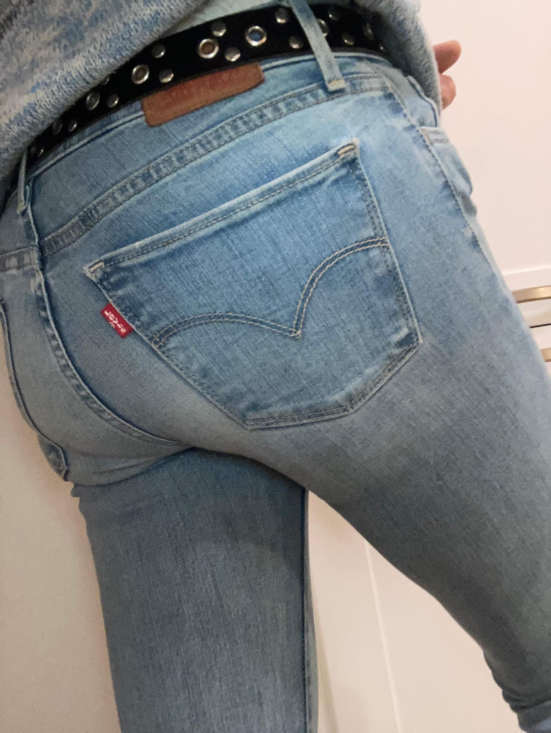 Mögt ihr Frauen enge Jeans oder eher normale Jeans, wie oft und wann trägt ihr enge Jeans z.B