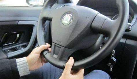 An die erfahreren Autofahrer: Wo habt ihr für gewöhnlich eure Hand/Hände am  Lenkrad? (Auto, Führerschein, Fahrschule)