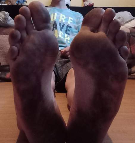 - (Schuhe, barfuß, dreckige Fußsohlen)