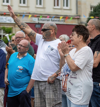 - (Rechtsextremismus, Nationalsozialismus, Nazi)