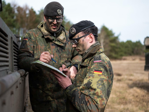 Ausbildung bei der Bundeswehr? (Krieg, Militär, Soldat)