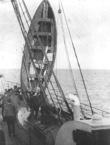 Ein Boot wird auf die Carpathia geladen - (Freizeit, Titanic, Geschichte schreiben)