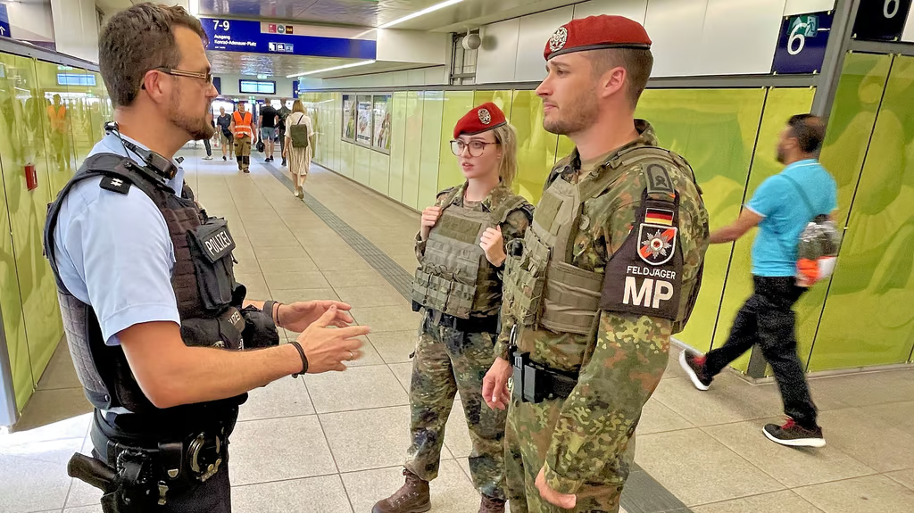 Ist das eine Feld Jägerin? (Bundeswehr, Soldat, Feldjäger)