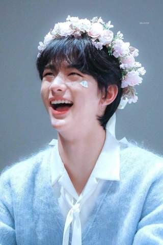 - (Song, K-Pop, Stray kids)