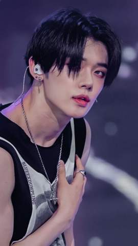 - (K-Pop, Sänger, Pop)