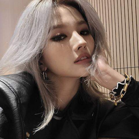 - (K-Pop, Sänger, Pop)