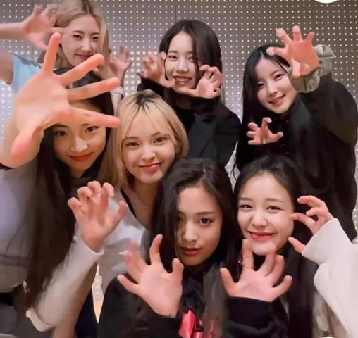 - (K-Pop, BLACKPINK, Twice)