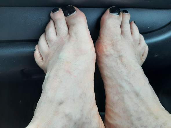 - (Mädchen, Frauen, Füße)